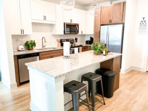 Upscale Condo Full Kitchen Balcony Rooftop Pool, Jacksonville